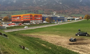 Das Unfallauto liegt am Donnerstag nach dem Unfall auf dem Wiesland. (Bild: Giulia Jung/ Radio Pilatus)