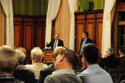 Max Vögeli und Thomas Bornhauser informieren am Donnerstagabend im Rathaussaal. (Bild: Sabrina Bächi)