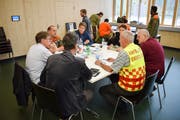 Mitarbeitende der Teilstäbe besprechen mögliche Massnahmen.