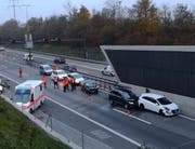 Vor dem Rathausen-Tunnel stehen am Freitagmorgen die beschädigten Autos. (Foto: Marco Zibung/Radio Pilatus)