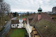 Das historische Salesianum in Zug inklusive der St. Karl Borromäus Kapelle (links im Bild) werden an eine Familie verkauft. (Bild: Stefan Kaiser (5. Februar 2016))