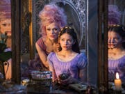 Der Disney-Konzern hat dank Erfolgen im Filmgeschäft gut gewirtschaftet. Im Bild Keira Knightley und Mackenzie Foy im Disney-Film 'Der Nussknacker und die vier Reiche' (Bild: KEYSTONE/AP Disney/LAURIE SPARHAM)