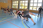 Schwingerkönig Nöldi Forrer schlägt sich auf die Seite der Schüler-Auswahl. (Bild: Urs Huwyler)