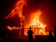 Die ganze Stadt soll evakuiert werden: Flammeninferno im 27'000-Einwohner-Ort Paradise im Norden Kaliforniens. (Bild: KEYSTONE/FR34727 AP/NOAH BERGER)