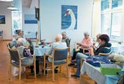 Die Aktion «Stricken gegen das Vergessen» im Zentrum Breiten findet grossen Anklang. (Bild: Maria Schmid (Oberägeri, 8. November 2018))