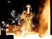 Der Stahlkonzern ThyssenKrupp erleidet einen Gewinneinbruch. (Bild: KEYSTONE/EPA/FRIEDEMANN VOGEL)