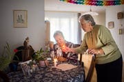 Margrit Hug (links) besucht Klara Hug jeweils in deren Zuhause. Vor jedem Gottesdienst wird eine Kerze angezündet. (Bild: Benjamin Manser)