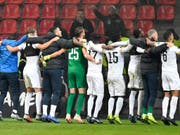 Der FC Zürich bejubelt mit seinen vielen nach Leverkusen gereisten Fans den vorzeitigen Einzug in die K.o.-Phase (Bild: KEYSTONE/AP/MARTIN MEISSNER)