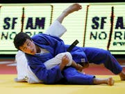 Evelyne Tschopp (in blau) beendet den Grand Prix von Taschkent im Limit bis 52 kg als Zweite (Bild: KEYSTONE/EPA/ABIR SULTAN)