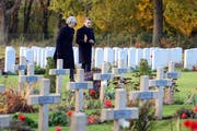 Die britische Premierministerin Theresa May und der französische Präsident Emmanuel Macron am Freitag bei einem Besuch am Friedhof von Thiepval.Bild: Eliot Blondet/EPA