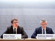 SVP-Präsident Albert Rösti (BE) und SVP-Nationalrat Andreas Glarner (AG) an einer Medienkonferenz gegen den Uno-Migrationspakt. Skepsis gibt es auch in den Reihen der FDP und CVP. (Bild: KEYSTONE/ANTHONY ANEX)