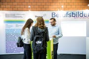 Jugendliche an der Berufsmesse Thurgau 2017. (Bild: Mareycke Frehner)