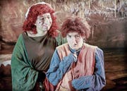 Das Kräuterweib und Zwerg Nase in einer Spielszene des neuen Stücks des Märchentheaters Fidibus. (Bild: PD)