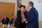 Die Nidwaldner Gesundheitsdirektorin Michèle Blöchliger und ihr Luzerner Amtskollege Guido Graf besiegeln die geplante Fusion der beiden Kantonsspitäler. (Bild. Corinne Glanzmann; Stans, 7. November 2018)