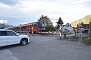 Der Bahnübergang Stationsstrasse soll dereinst aufgehoben und durch eine Unterführung an einem anderen Ort ersetzt werden. (Bild: Heini Schwendener)