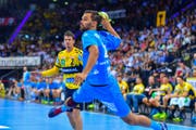 Lukas von Deschwanden im Spiel gegen Rhein-Neckar Löwen, im Hintergrund Nati-Teamkollege Andy Schmid. (Bild: Jens Körner/Bildermacher-Sport (Stuttgart, 30. August 2018)