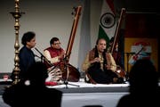 Vier indische Musikanten bringen viel Exotik ins Verkehrshaus. Bild: Corinne Glanzmann (Luzern, 9. November 2018)