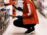 Denner erhöht die Lohnsumme im nächsten Jahr um 1 Prozent. (Bild: KEYSTONE/CHRISTIAN BEUTLER)