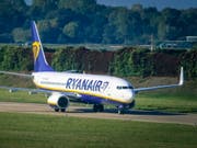 149 Ryanair-Passagiere konnten am Donnerstagabend erst nach fünfstündiger Verspätung nach London reisen. Der Grund: Frankreich hat das Flugzeug beschlagnahmt. (Bild: KEYSTONE/EPA/FOCKE STRANGMANN)