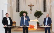 Die Kandidaten für das Gemeindepräsidium, Victor Haag, Thomas Ochs und David Oehler, stellen sich den Fragen des Publikums am Podium. (Bild: Manuela Olgiati)