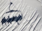 Skifahrer zahlen in der Schweiz zwar grundsätzlich am meisten für den Pistenspass, können aber dank «dynamischen» Preisen vermehrt auch kräftige Rabatte ergattern. (Bild: KEYSTONE/JEAN-CHRISTOPHE BOTT)