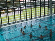 Eine Gruppentherapie in einem Schwimmbecken der Reha-Klinik in Sitten. 2013 kam dort ein Patient bei eine Unfall ums Leben. Fünf Jahre später liegt das Urteil vor. (Bild: KEYSTONE/JEAN-CHRISTOPHE BOTT)