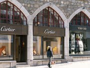 Der Schmuck- und Uhrenkonzern Richemont hat in der ersten Hälfte des Geschäftsjahres 2018/19 Umsatz und Gewinn kräftig gesteigert. Zum Konzern gehört unter anderm das Schmuckhaus Cartier. (Bild: KEYSTONE/CHRISTIAN BEUTLER)