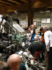 Ein Fachmann erklärt eine «historische» mechanische Setzmaschine, mit der Druckzeilen hergestellt werden können. (Bild: Gutenberg-Museum)