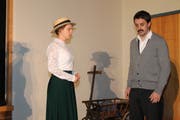 Anneamarie Geiser (Pamela Bissig) begegnet Kari Dällebach (Dominik Arnold): (Bild: Robi Kuster (Spiringen, 7. November 2018))