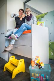Die Kinderärztinnen Erika Süess und Rita Selchow in einem Behandlungszimmer. (Bild: Andrea Stalder)