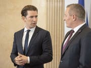 Der österreichische Bundeskanzler Sebastian Kurz informierte zusammen mit Verteidigungsminister Mario Kunasek in Wien über die Spionageaffäre. (Bild: Keystone/EPA/CHRISTIAN BRUNA)