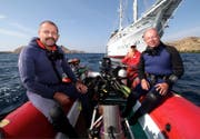 Edi Frommenwiler (links) und Otto C. Honegger vor dem selbstgebauten Schiff Pindito. (Bild: PD)