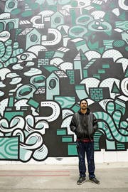Der St. Galler Dominik Rüegg ist Drü Egg: An der Jungkunst in Winterthur Ende Oktober realisierte der gelernte Trickfilmzeichner seine bisher grösste Wandillustration. (Bild: Dominik Ruegg)