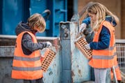 Am Zukunftstag 2018 durften Mädchen bei der Stutz AG in Bürglen ihre ersten Erfahrungen im Bereich Bau machen. (Bild: Reto Martin)