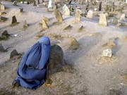 Eine afghanische Frau beim Besuch auf einem Friedhof in der Haupstadt Kabul. (Bild: KEYSTONE/EPA/S. SABAWOON)