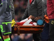 Danny Welbeck musste mit der Bahre vom Platz getragen werden (Bild: KEYSTONE/EPA/NEIL HALL)