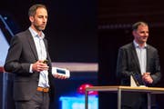 Adrian Bolliger (links), Chef Mobile Business Services bei Swisscom, präsentiert im KKL einen neuen Prototypen eines 5G-Handys. (Bild: Alexandra Wey/Keystone, 8. November 2018)
