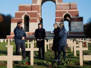 Frankreichs Präsident Emmanuel Macron und die britische Premierministerin Theresa May besuchen das Ehrenmal für die britischen und südafrikanischen Einheiten im nordfranzösischen Thiepval. (Bild: KEYSTONE/AP/FRANCOIS MORI)