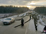 Ein heftiges Erdbeben in Alaska hat am Freitag zahlreiche Schäden an Strassen angerichtet. (Bild: KEYSTONE/AP Jonathan M. Lettow)