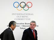 IOC-Präsident Thomas Bach (rechts) kann einen Verbleib des Boxens im Olympia-Programm 2020 in Tokio nicht garantieren (Bild: KEYSTONE/AP/EUGENE HOSHIKO)