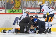 Der Arzt legt Carl Klingberg (Zug) eine Halskrause an. (Bild: Urs Lindt/freshfocus, 30. November 2018)