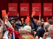 Rote Karte für ein EU-Rahmenabkommen ohne Lohnschutz: Dies ist die einhellige Meinung der SP-Mitglieder am ordentlichen Parteitag in Brugg/Windisch AG. (Bild: KEYSTONE/ENNIO LEANZA)
