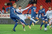 Mittelfeldspieler Marvin Schulz (links) vergibt eine der zahlreichen Luzerner Torchancen im Tourbillon gegen Sion. (Bild: Martin Meienberger/Freshfocus (Sion, 1. Dezember 2018))