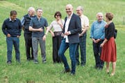 Während einer Bundesratsreise: Bundespräsident Alain Berset, vorne, posiert mit Bundeskanzler Walter Thurnherr (von links) und den Bundesräten Johann Schneider-Ammann, Ignazio Cassis, Doris Leuthard, Guy Parmelin, Ueli Maurer und Simonetta Sommaruga. (Bild: Peter Klaunzer/Keystone (Charmey, 5. Juli 2018))