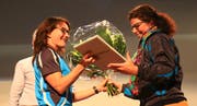 Andrea Hänni-Rüdisühli (rechts) aus Gams ist nun Ehrenmitglied und erhielt von Vizepräsidentin Andrea Reifler Blumen und ein Präsent. (Bild: Robert Kucera)