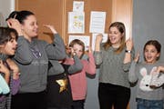 Die Gaststudentinnen Marilese Horn (links) und Mieke van der Walt in der Klasse 3A in Alpnach. (Bild: Marion Wannemacher (6. Dezember 2018))