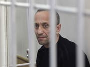Michail Popkow bei seinem ersten Prozess im Jahr 2015 - nun wurde er ein weiteres Mal verurteilt. Insgesamt tötete er fast 80 Frauen. (Bild: Keystone/EPA/DMITRY DMITRIYEV)