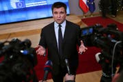 Der Ukrainische Aussenminister Pavlo Klimkin im Gespräch mit Journalisten in Brüsse. (Bild: Francisco Seco/AP (Brüssel, 10. Dezember 2018))