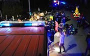 Massenpanik statt Konzert: Vor dem geplanten Auftritt des Rappers Sfera Ebbasta brach eine Panik aus, in der sechs Menschen ihr Leben verloren. (Bild: PD/EPA/Corpo Nazionale Vigili Del Fuoco)