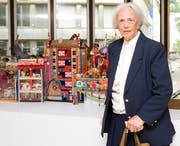 Vernissage im Jahr 2010 von der Künstlerin Pya Hug. Damals wollte sie sich noch nicht von ihren Bildern und Objekten trennen. (Bild: Urs Jaudas)